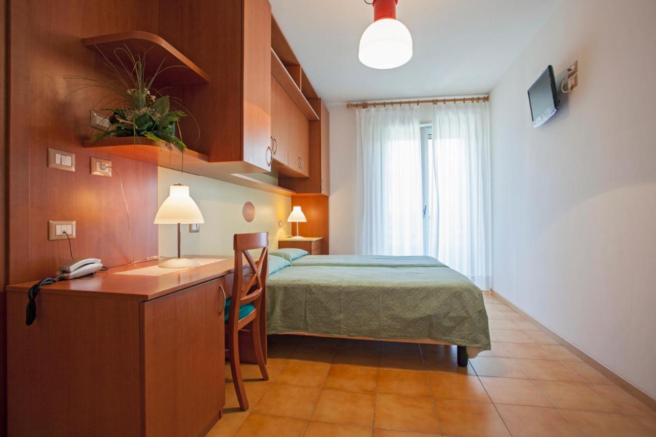 Hotel Garni Villa Magnolia Torbole Sul Garda Rom bilde